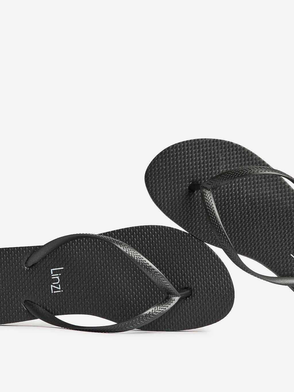 Aluna Black Flip Flops